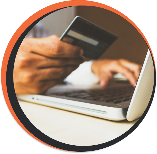 Essa imagem mostra uma pessoa segurando um cartão de crédito, para representar um aumento nas vendas